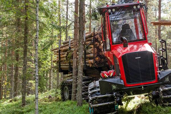 Komatsu 825TX форвардер в лесу